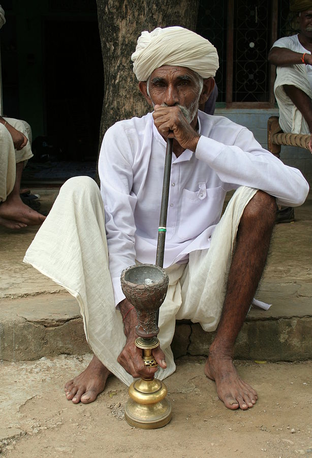 老人_吸烟_hookah，_斋浦尔附近，_拉贾斯坦邦，_印度